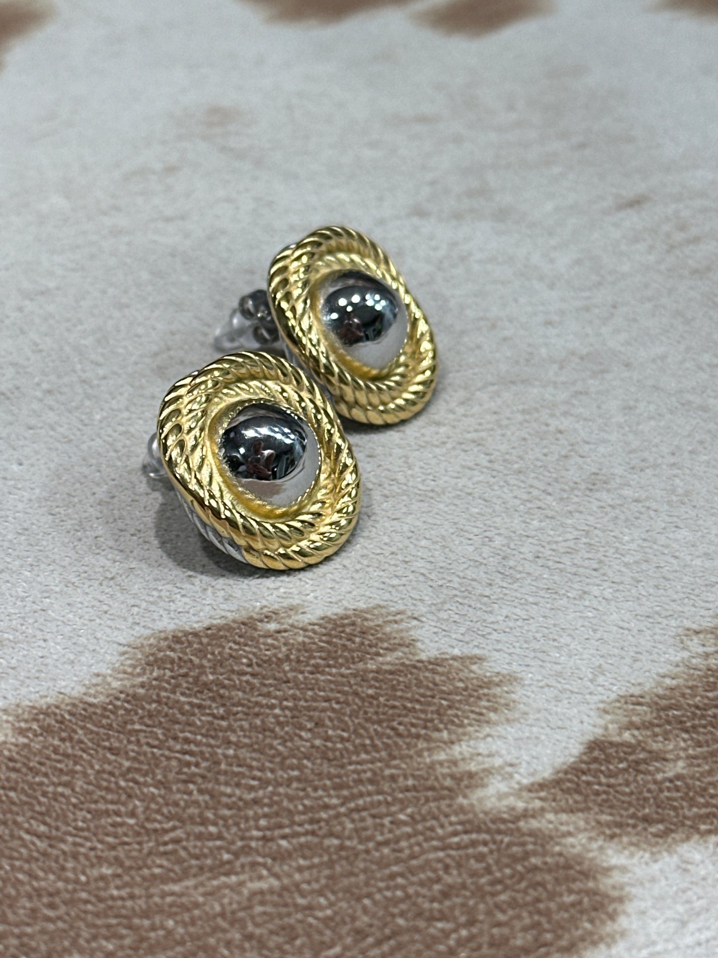 Gold and silver earring