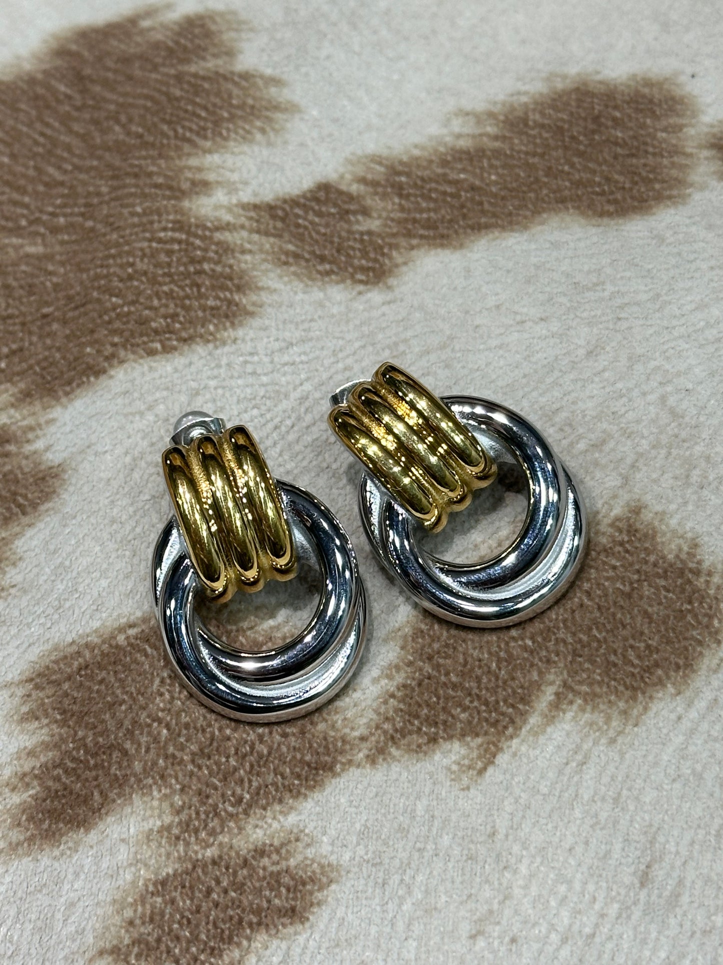 Elegant gold and silver earring